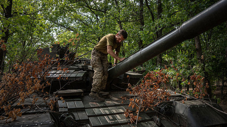 Des blindés de pointe couverts de toiles d'araignée dans les forêts : les médias révèlent le triste sort des chars occidentaux en Ukraine