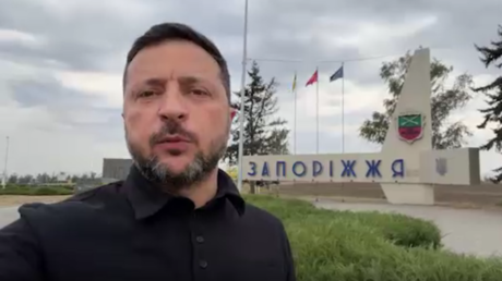 Montage ou réalité ? Zelensky accusé d'utiliser le chroma key dans sa dernière vidéo (VIDÉO)