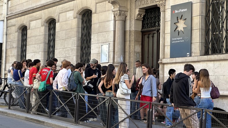 Rentrée 2026 en France : interdiction du portable au lycée et questionnaire sur les violences sexistes et sexuelles pour près de 12 millions d'élèves