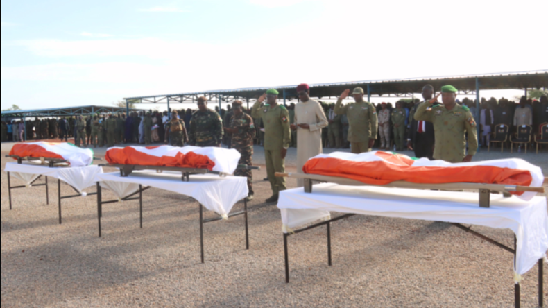 Niger : hommage national à trois soldats tués lors de la mutinerie de Niamey