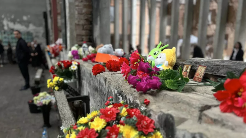 Vingt-deux ans après la prise d'otages de Beslan, une veillée de trois jours honore la mémoire des victimes à l'école n°1