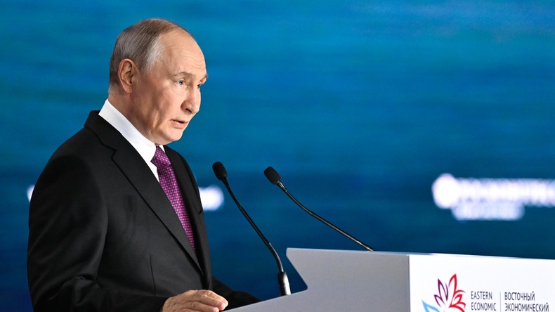 Vladimir Poutine prend la parole lors de la session plénière du Forum économique oriental