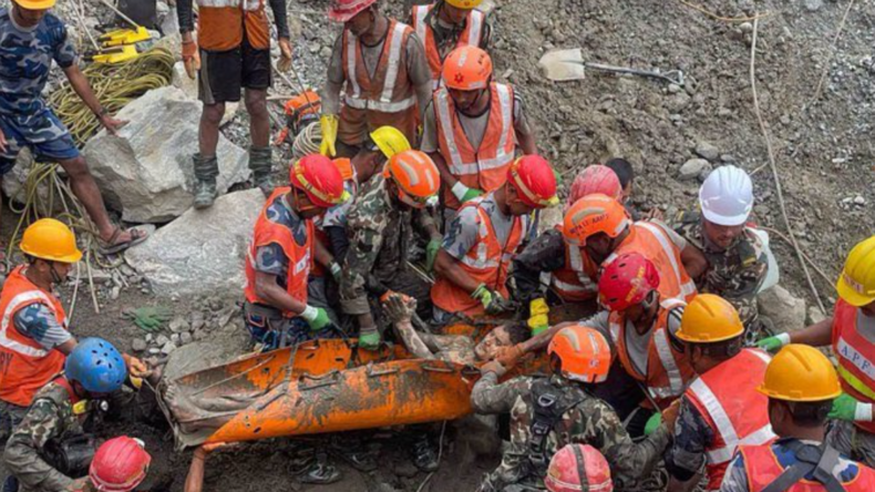 Népal : deux ouvriers «miraculés» sortis vivants d’un tunnel