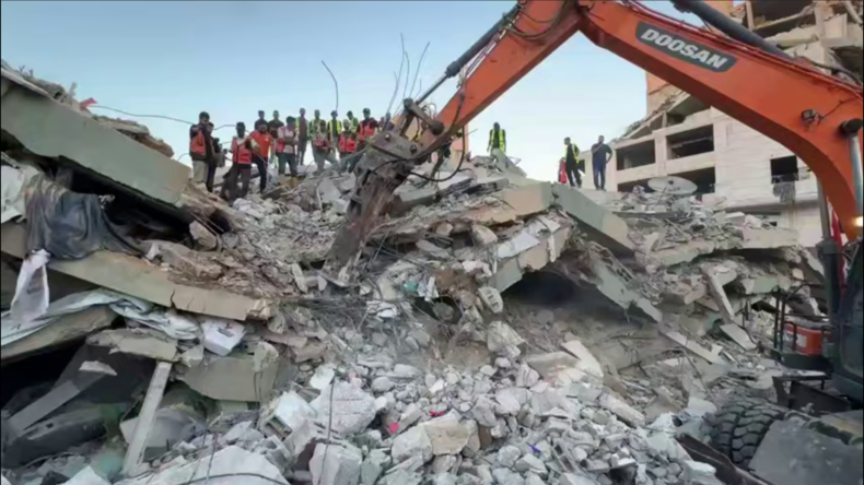 Gaza : un immeuble endommagé par une frappe israélienne s’effondre sur des familles déplacées