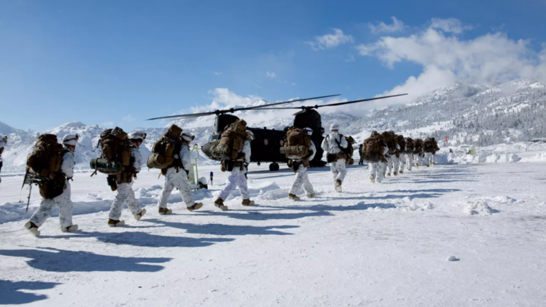 Les bottes des Marines américains lâchent dans le froid pendant leur préparation aux exercices de l’OTAN dans l’Arctique