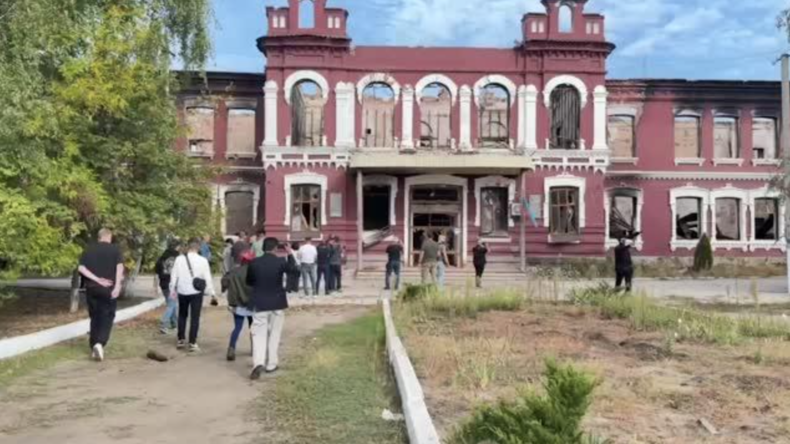 Starobelsk : 13 journalistes de 11 pays visitent le collège frappé par des drones ukrainiens et rendent hommage aux 21 personnes tuées