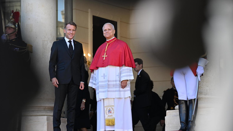 «Une faute diplomatique et une faute de goût» : Macron en retard à Metz pour le discours du pape