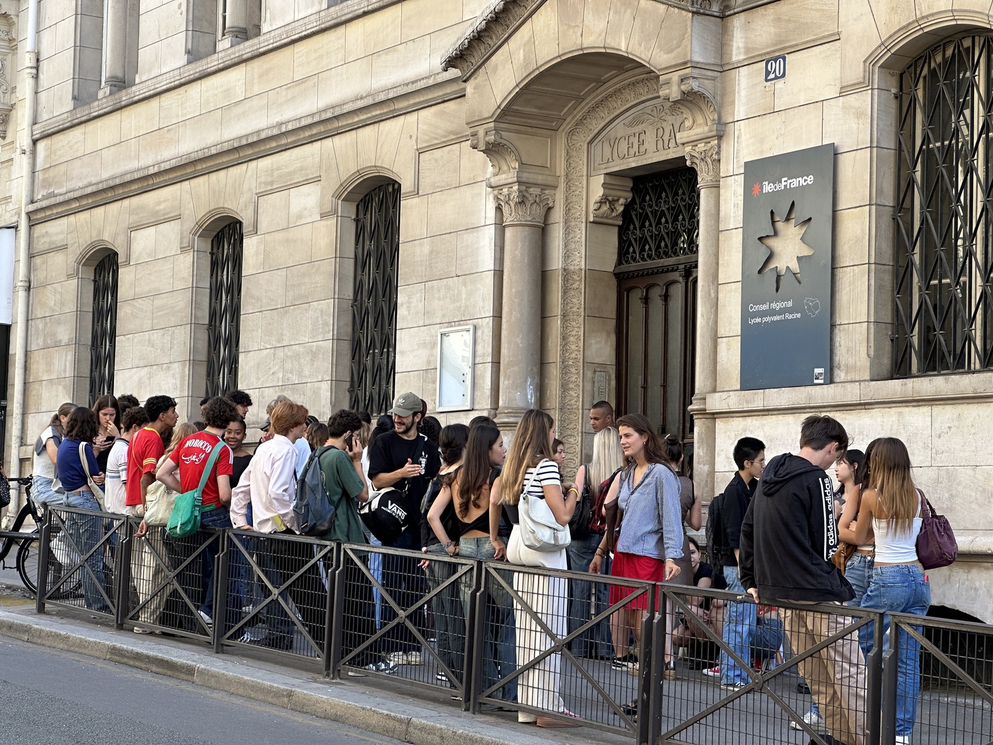 Rentrée 2026 en France : interdiction du portable au lycée et questionnaire sur les violences sexistes et sexuelles pour près de 12 millions d'élèves