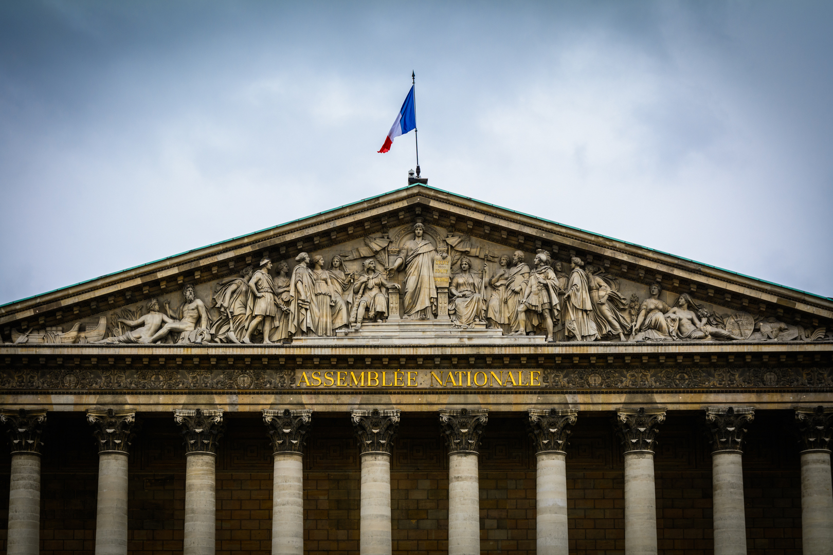 La France surendettée : dénonçant un «casse voté au Parlement», Sarah Knafo dénonce «des milliers de coupables», des présidents successifs aux bureaucrates