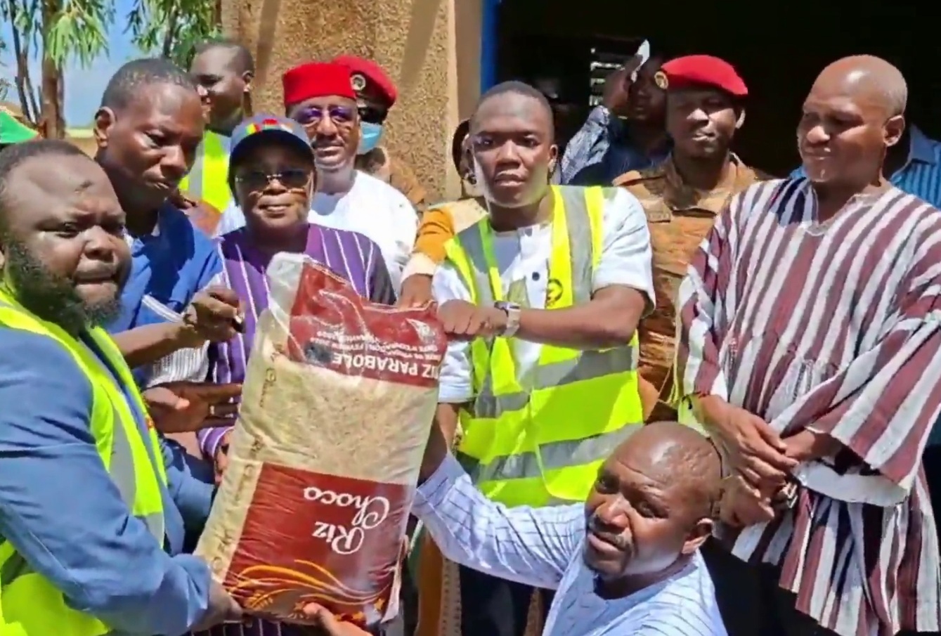 Burkina Faso : pour son 1er anniversaire, l’Association des orpailleurs du Ganzourgou fait un don à Faso Mêbo