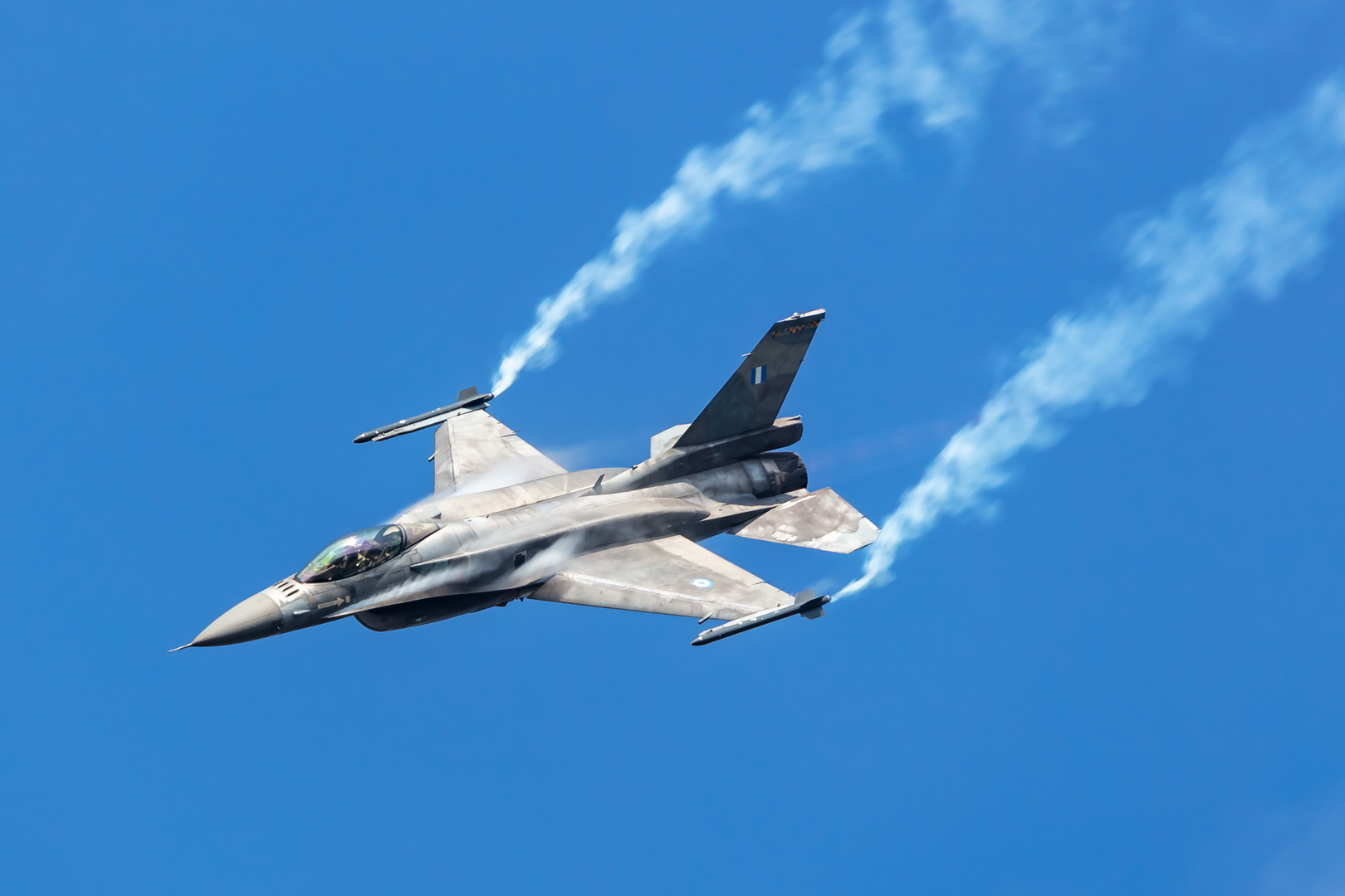 Kiev reconnaît une pénurie critique de missiles destinés aux F-16