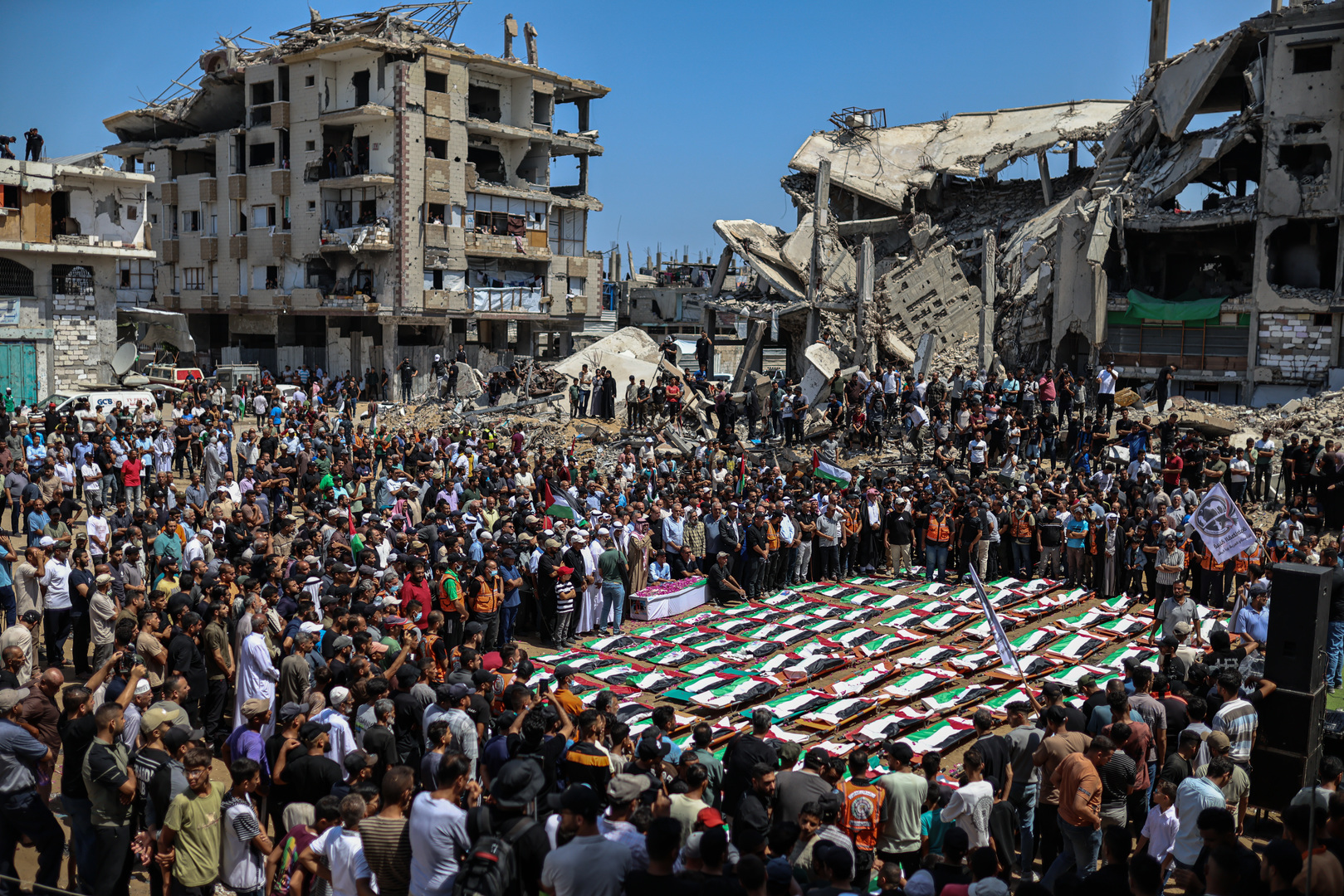Gaza : 100 corps retrouvés sous les décombres inhumés lors de funérailles collectives