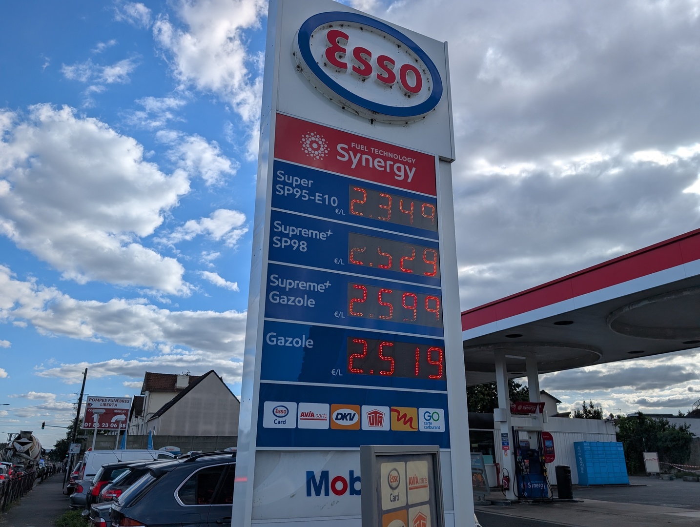 Le prix de l'essence à un niveau historique, la France face au risque de pénurie ?