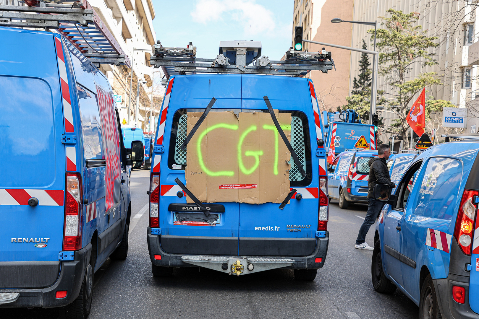 Policiers, salariés d’EDF, enseignement supérieur : plusieurs grèves mettent la pression sur l’exécutif