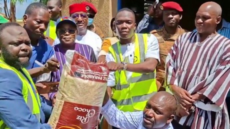 Burkina Faso : pour son 1er anniversaire, l’Association des orpailleurs du Ganzourgou fait un don à Faso Mêbo