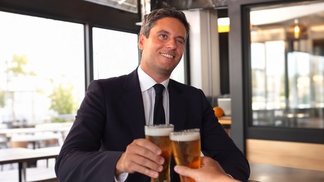 «Débile» : Gabriel Attal balaie la polémique de LFI sur sa tournée des bistrots