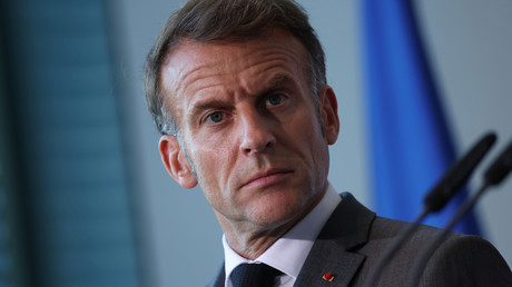 Flambée des prix à la pompe : Macron se défausse sur «la situation géopolitique» et rabâche sur la «menace russe»