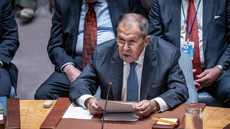 Lavrov : «La Russie est prête à négocier, mais n’interrompra pas ses opérations militaires pendant les pourparlers»