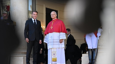 «Une faute diplomatique et une faute de goût» : Macron en retard à Metz pour le discours du pape
