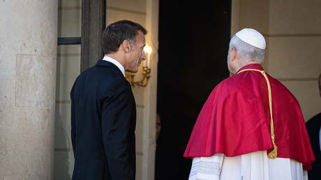 Le pape s’envole, Macron reste : bilan d’une visite entre ovations et frictions