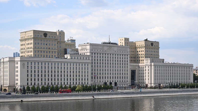 Les frappes russes contre l'Ukraine constituent une riposte aux actions du régime de Kiev : la Défense russe réagit aux menaces de Zelensky