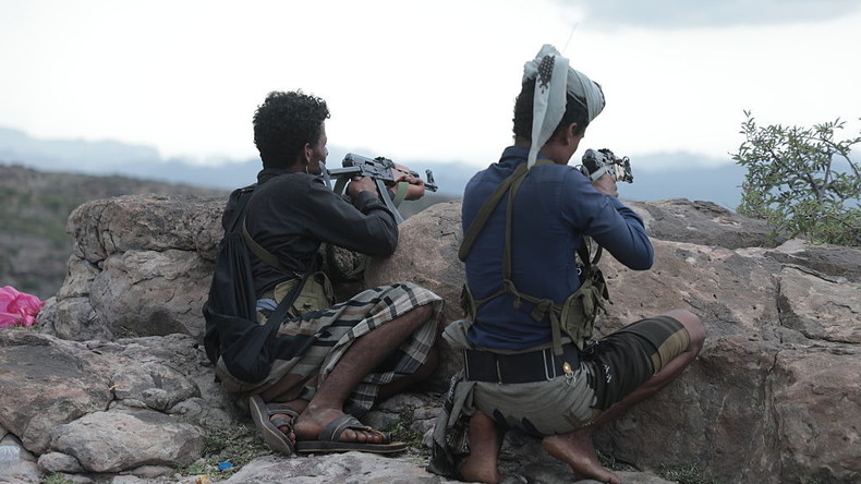 Yémen : le président annonce une offensive contre les Houthis, qui ont encerclé la ville de Taëz et ciblé un site d'Aramco à Riyad
