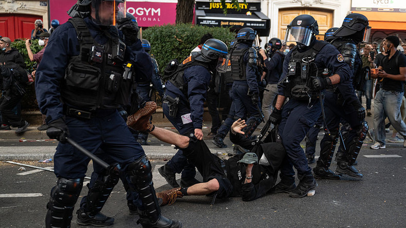 Blocage des lycées en France : l’Iran convoque l’ambassadeur français et dénonce les violences policières