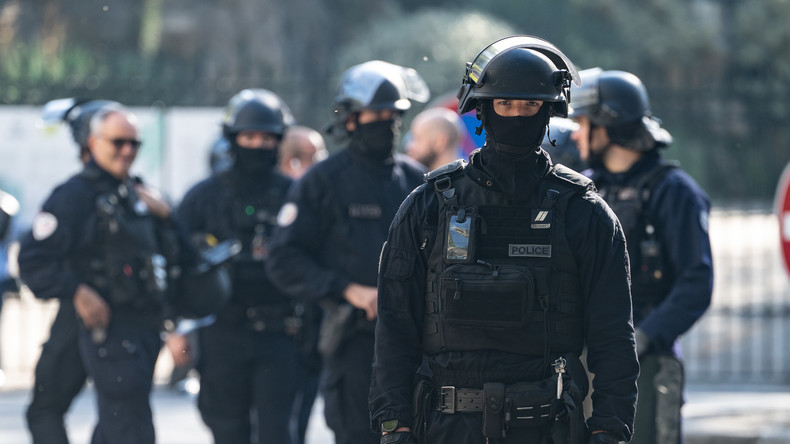 Des policiers se retournent contre Macron et le gouvernement