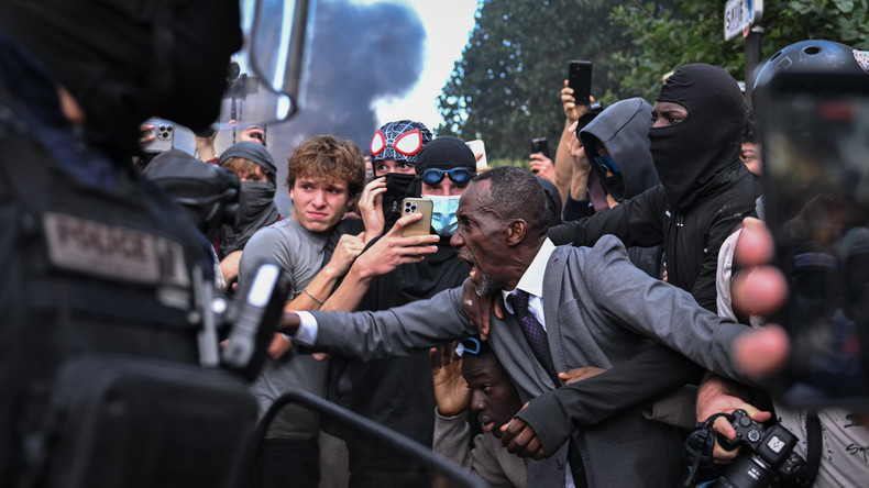 «Bien sûr, c’est très clair» : auprès d’El Pais, le maire de Saint-Denis accuse la police française de racisme