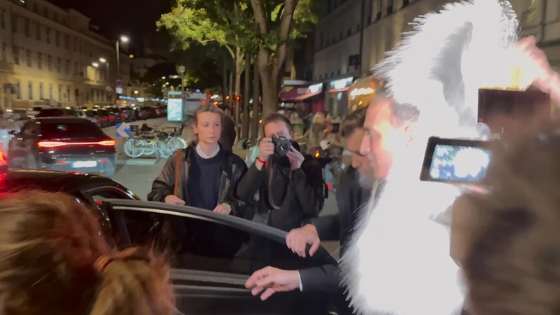 Raphaël Glucksmann enfariné après sa victoire (VIDÉO)