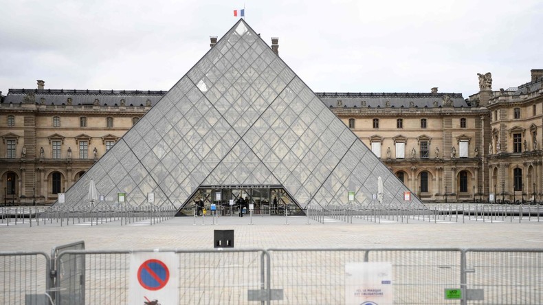 Le gouvernement français réduit le budget du Louvre, qui envisage de nouveaux tarifs