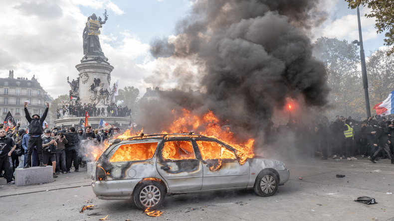 «Le pays a besoin d’ordre, d’apaisement et pas d’une escalade», appelle Macron au lendemain des exactions du 17 octobre