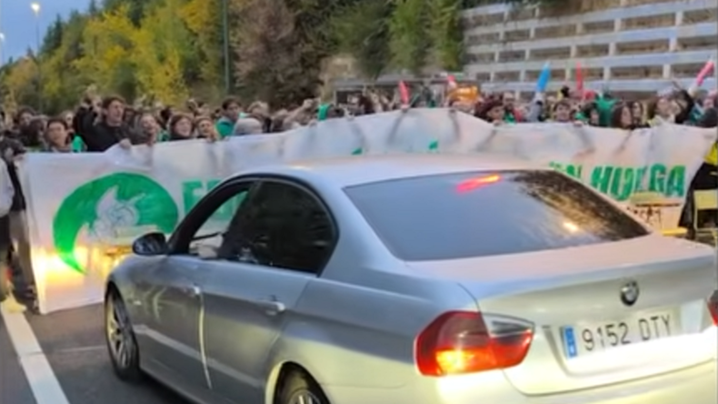 Grève des enseignants à Madrid : près de 200 personnes bloquent une autoroute de la capitale espagnole (VIDÉO)