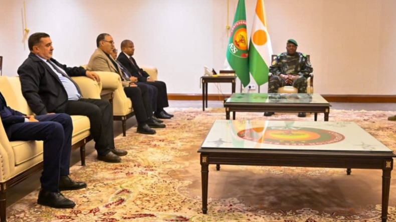 Le président du Niger reçoit l’ambassadeur d'Algérie et des experts