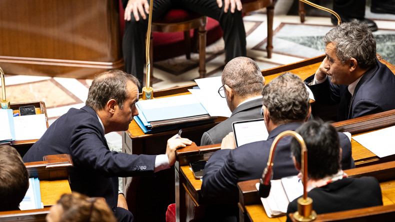 Gardes à vue allongées, aides sociales ponctionnées et couvre-feu à Marseille : l’exécutif tente de reprendre la main