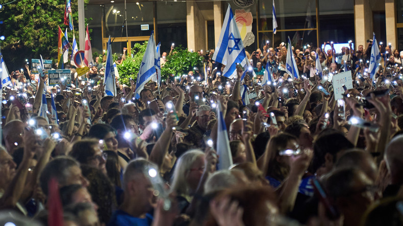 Israël : des milliers de manifestants contre Netanyahou à trois jours des législatives
