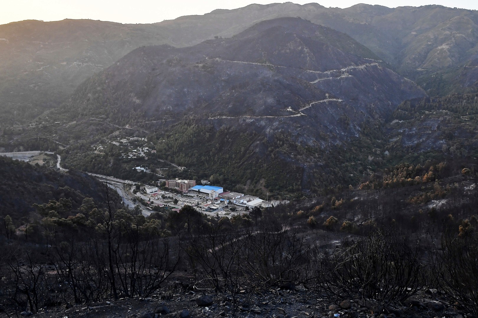 Algérie : les députés valident la peine de mort pour les auteurs d’incendies