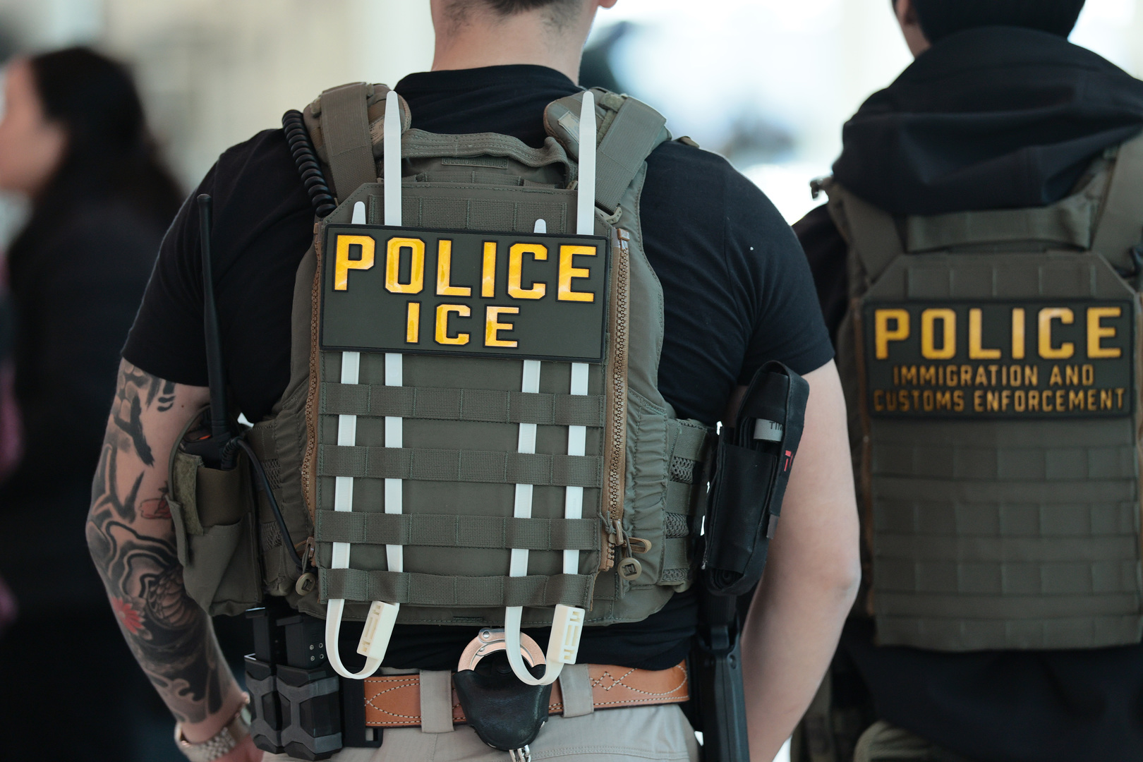 New York : un agent de l’ICE tire sur un homme, son fils de cinq ans dans la voiture
