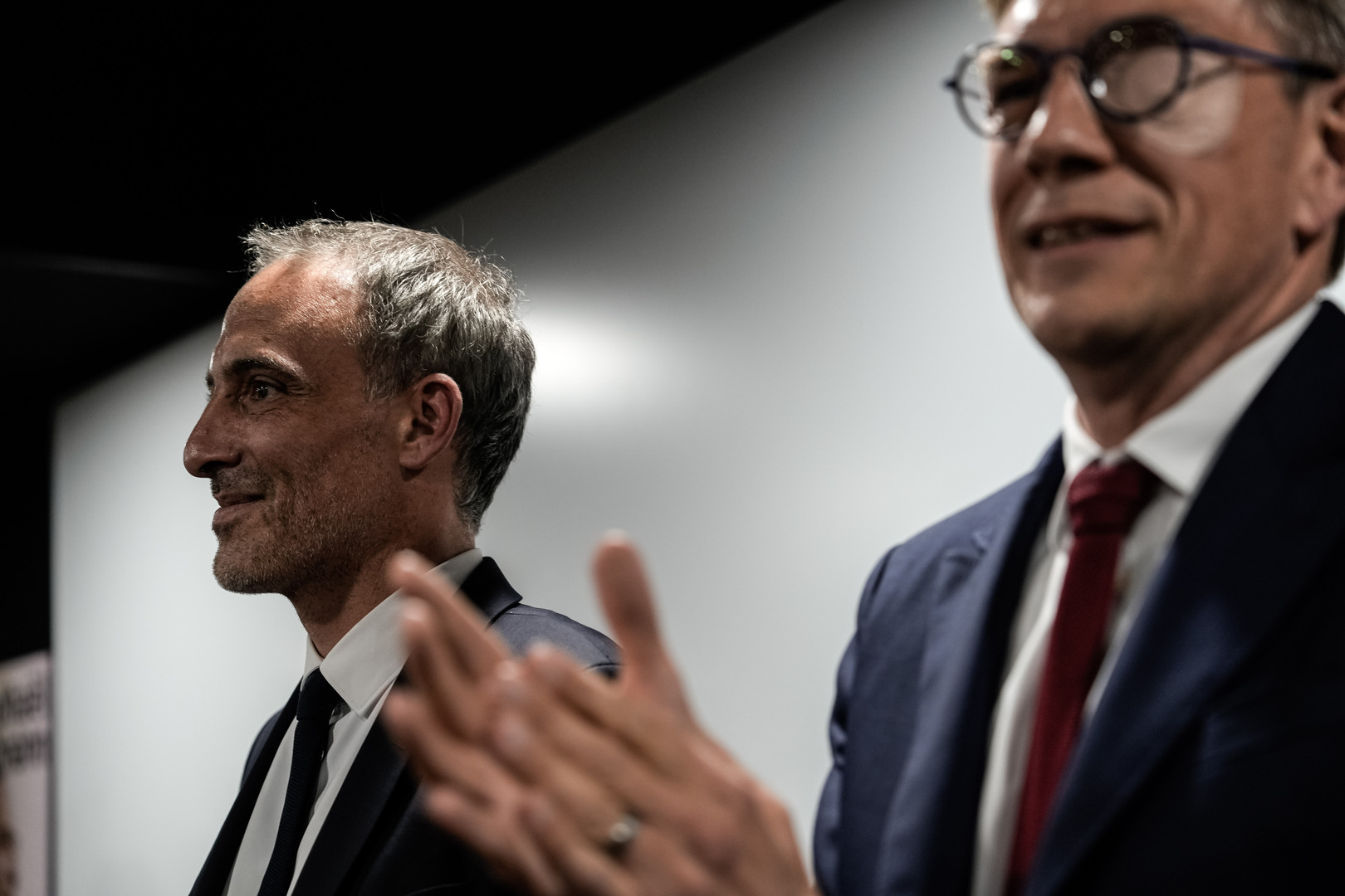 Sondages en France : Glucksmann en tête des intentions de vote à la primaire de la gauche