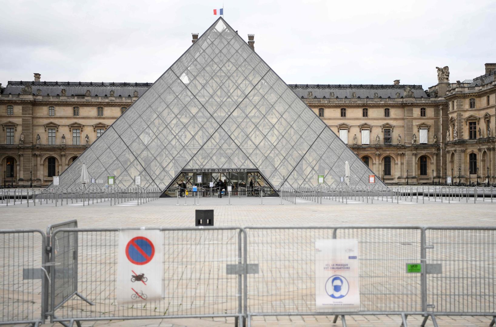 Le gouvernement français réduit le budget du Louvre, qui envisage de nouveaux tarifs