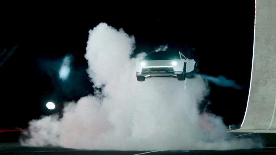 Tesla dévoile une voiture volante capable d’atteindre plus de 370 km/h, dont la production est annoncée pour 2028
