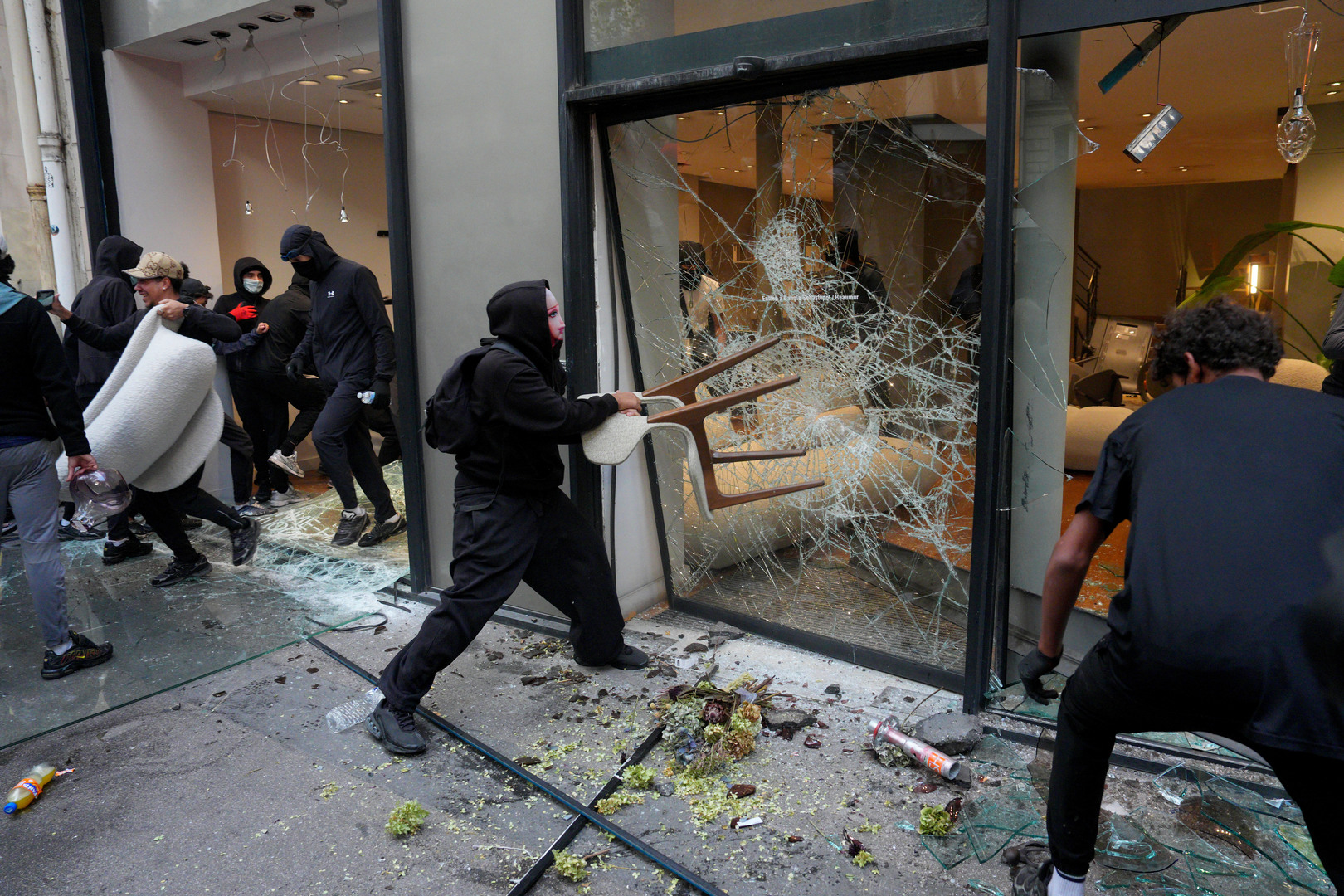 «Une catastrophe, une hécatombe» : le désarroi de commerçants en France au lendemain de pillages inédits