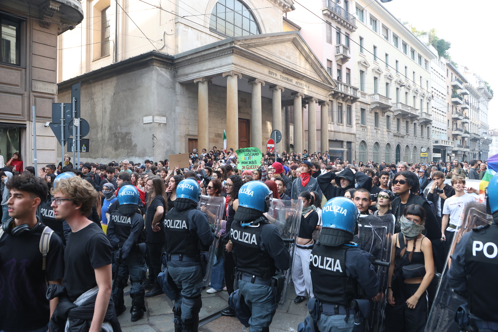 Italie : des manifestations contre la vie chère dégénèrent en violents affrontements à Milan