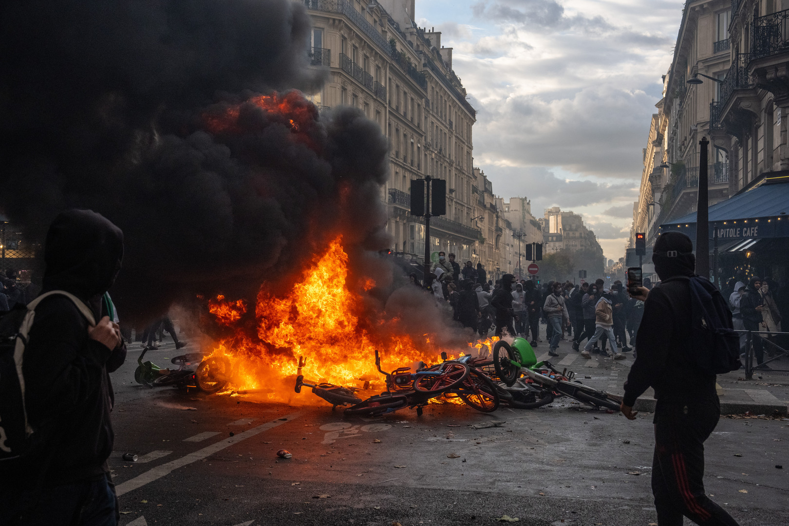 France en crise : de nouvelles scènes de violences en plein Paris, des tensions en banlieue