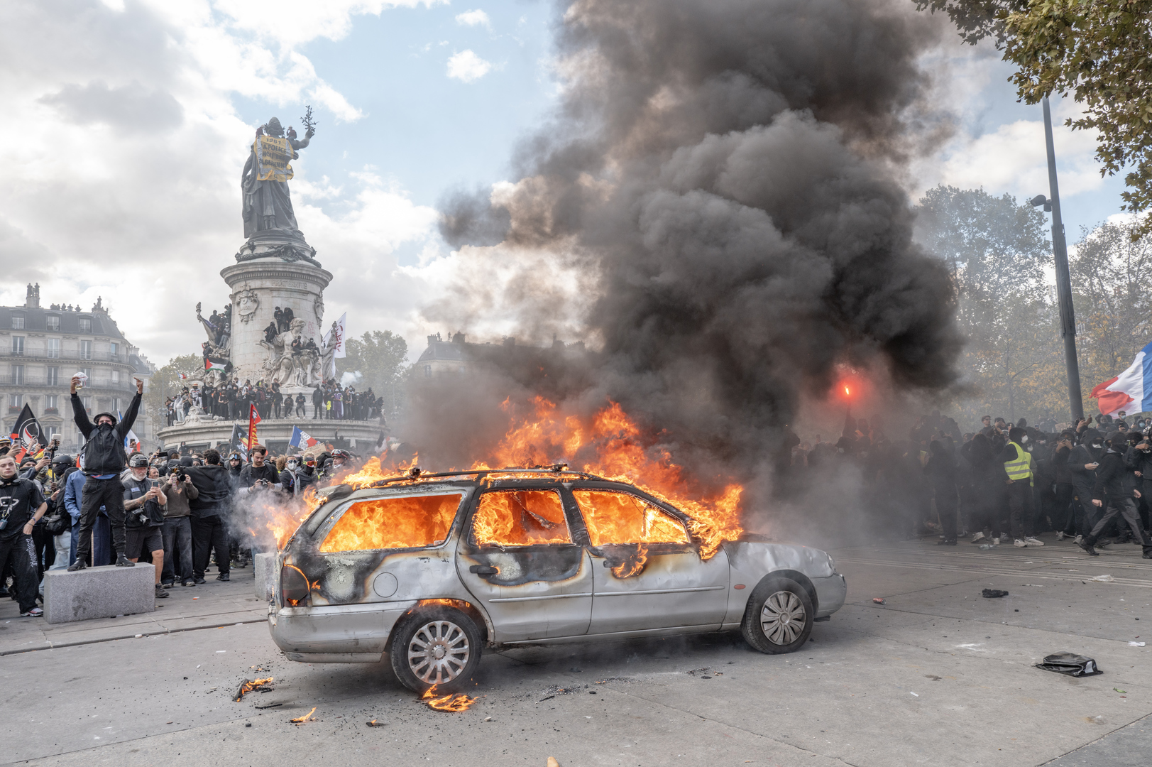 «Le pays a besoin d’ordre, d’apaisement et pas d’une escalade», appelle Macron au lendemain des exactions du 17 octobre