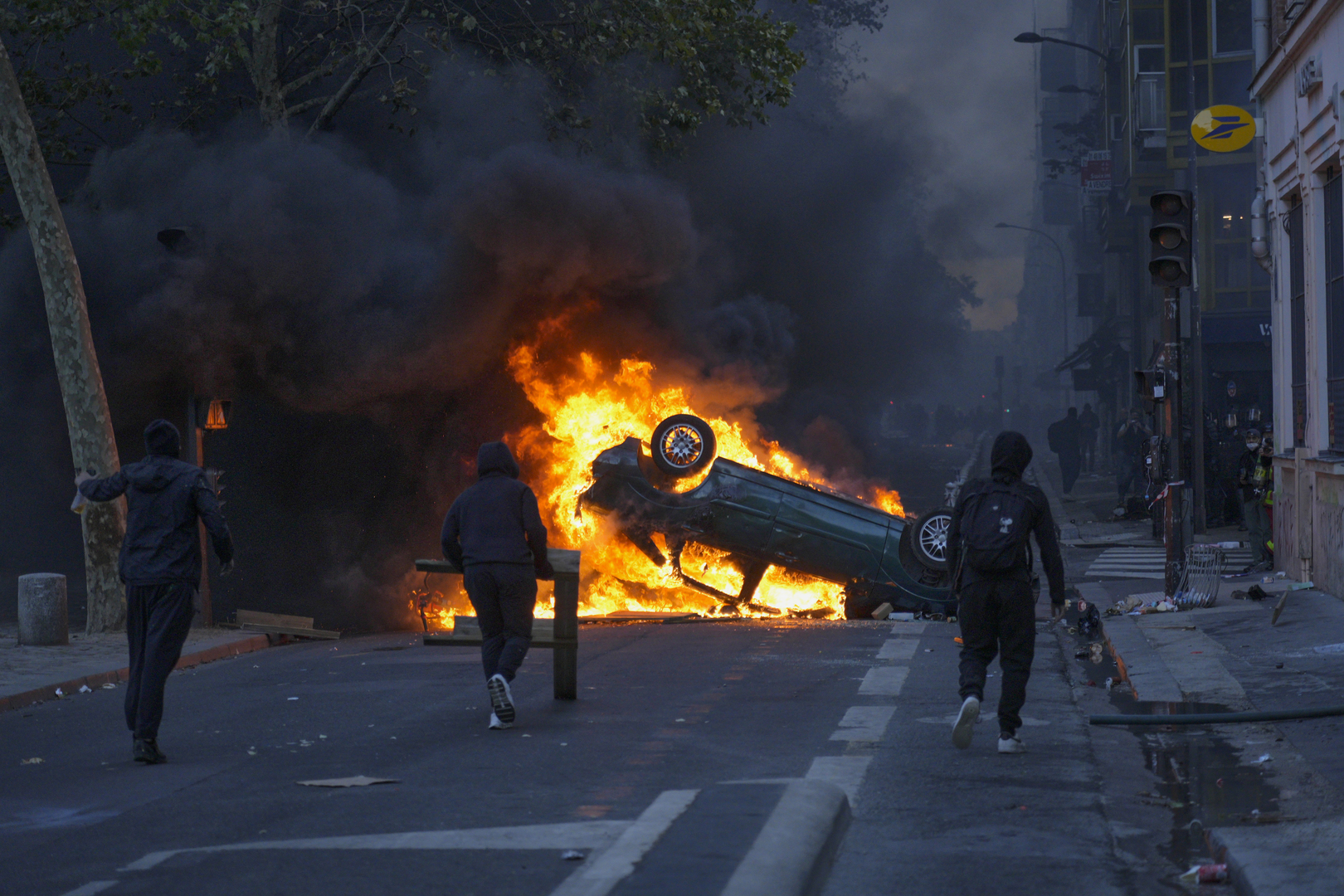 Violences pendant l’allocution de Macron, démission du ministre de l’Intérieur refusée, aveux d’échec de Darmanin : la terrible soirée de l’exécutif