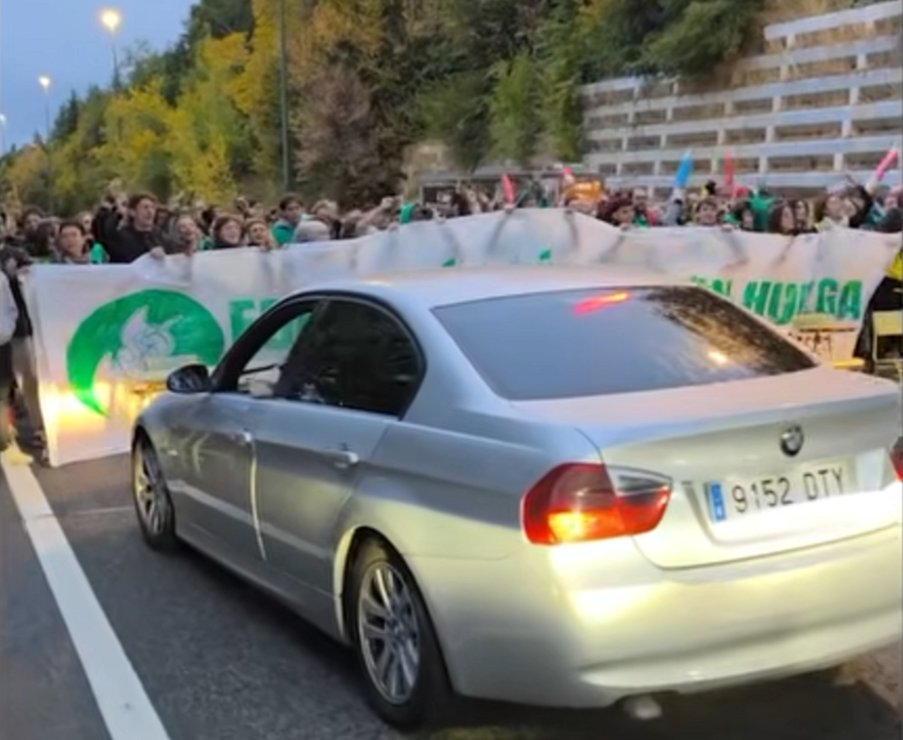 Grève des enseignants à Madrid : près de 200 personnes bloquent une autoroute de la capitale espagnole (VIDÉO)