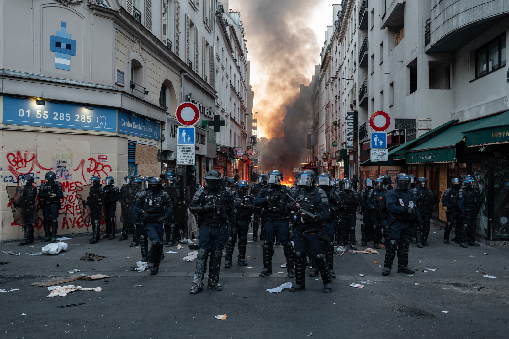 Violences et pillages en France : un couvre-feu partiel annoncé à Paris