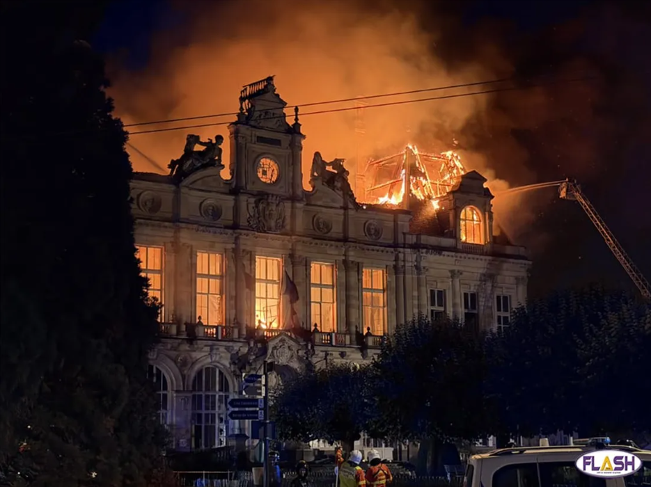 Hôtel de ville de Limoges incendié : un «acte prémédité» avec «des repérages», dénonce le maire