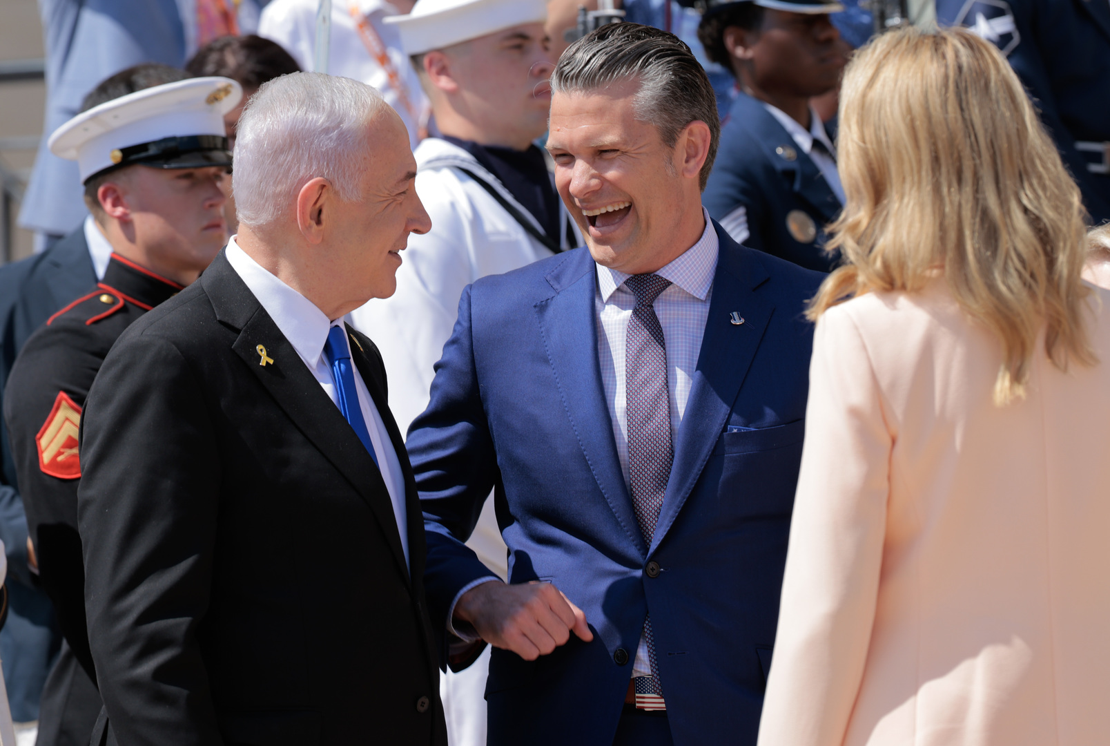 Hegseth rencontre Netanyahou lors d’une visite surprise en Israël, à une semaine des élections